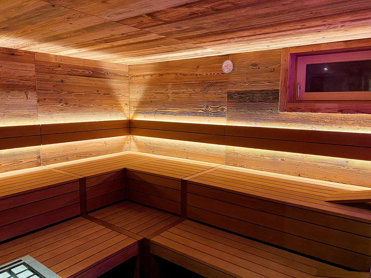 Altholz Sauna liegt im Trend 9 Altholz Sauna nach Maß im Keller mit indirekter LED Beleuchtung