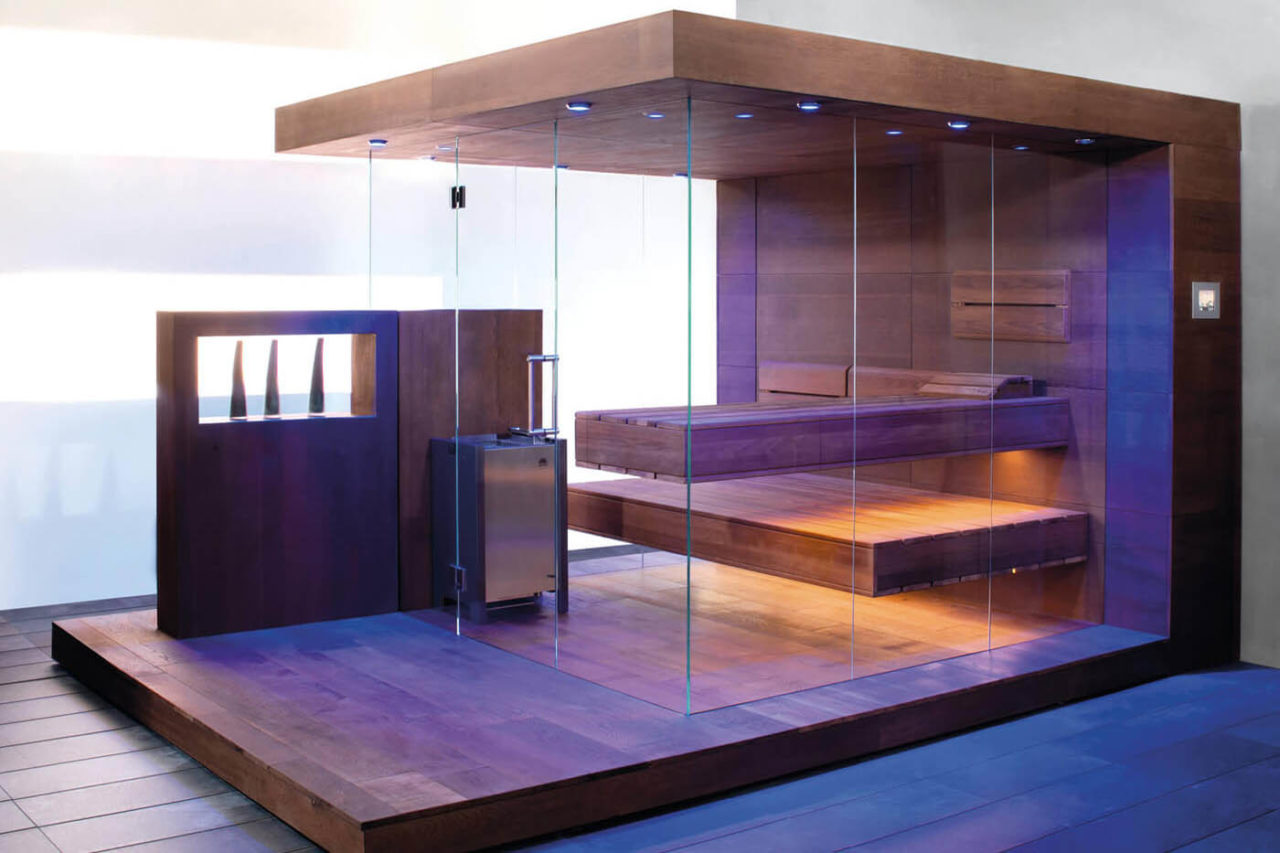 Luxus Sauna | Premium Sauna 10 Design Sauna nach Maß: die NIMBUS Sauna in Thermo-Eiche mit drei verglasten Seiten und schwebenden Bänken, die indirekt beleuchtet werden