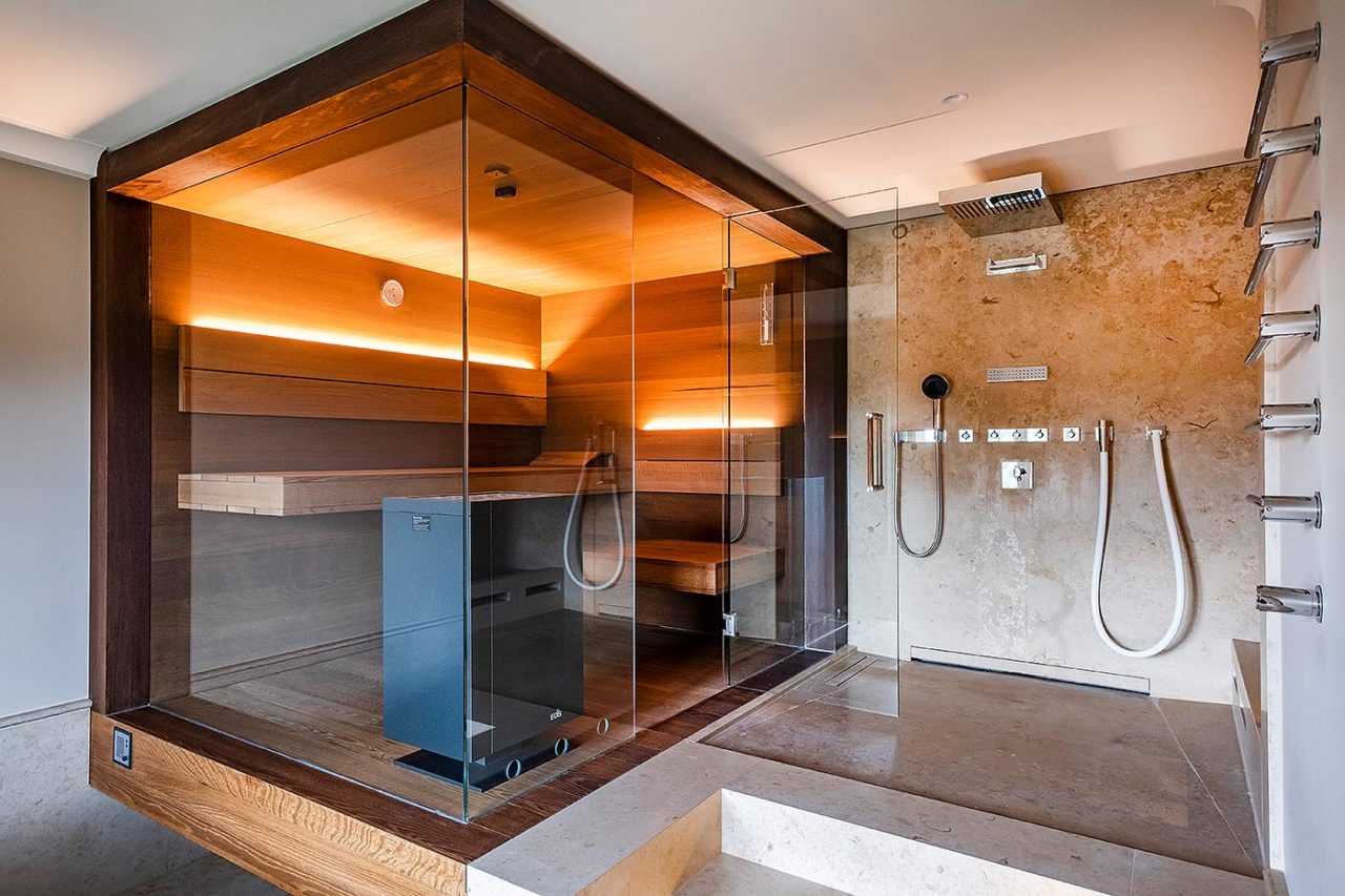 Design Sauna 10 Design Sauna: Variation der preisgekrönten NIMBUS Sauna mit schwebenden Bänken, zweiseitiger Verglasung und indirekter Beleuchtung. Design Saunaofen in der Glasecke. Edle Luxussauna aus Eichenholz.