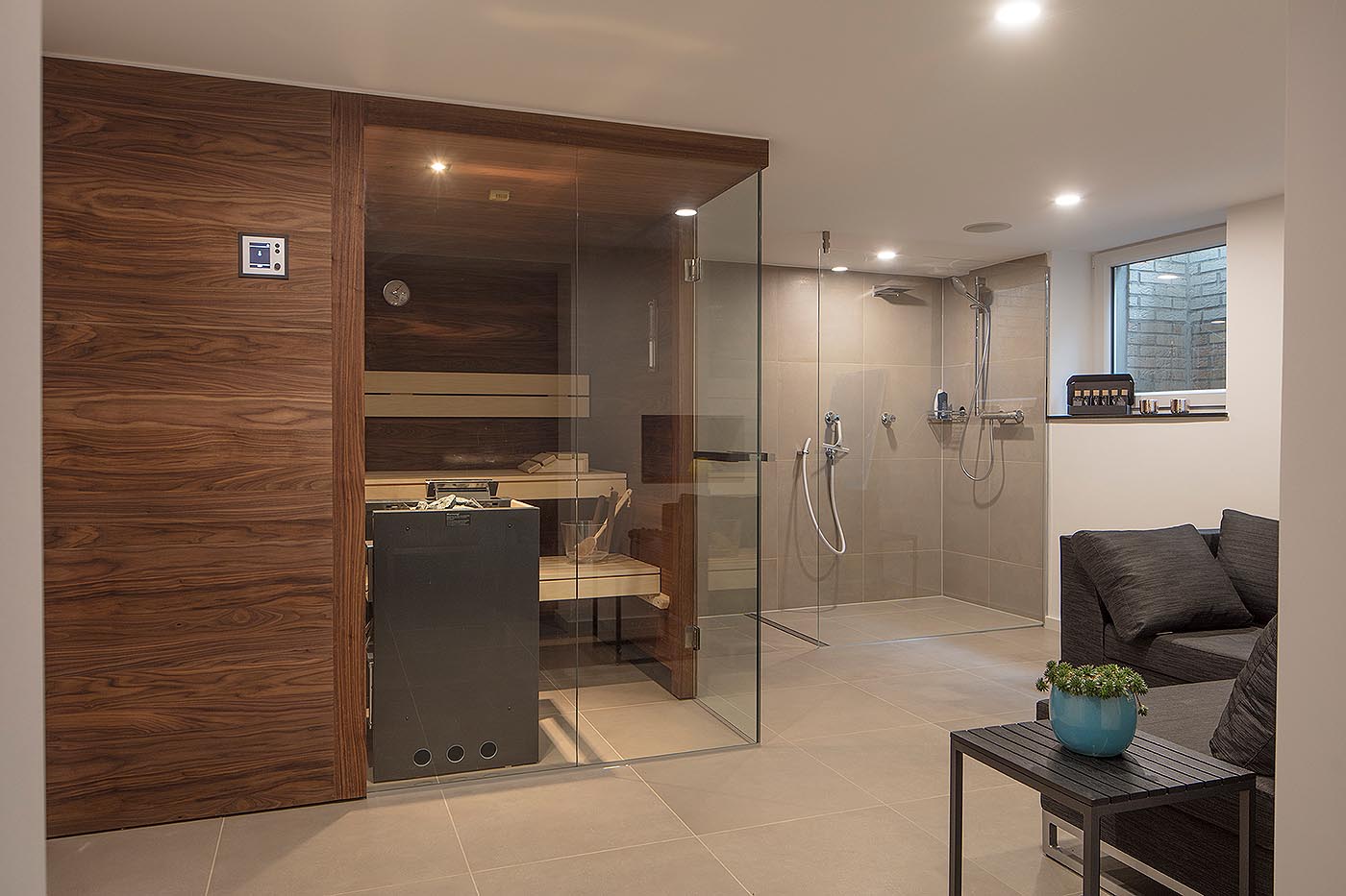 Ecksauna mit Glasecke 5 Nussbaum Sauna corso | corso saunamanufaktur