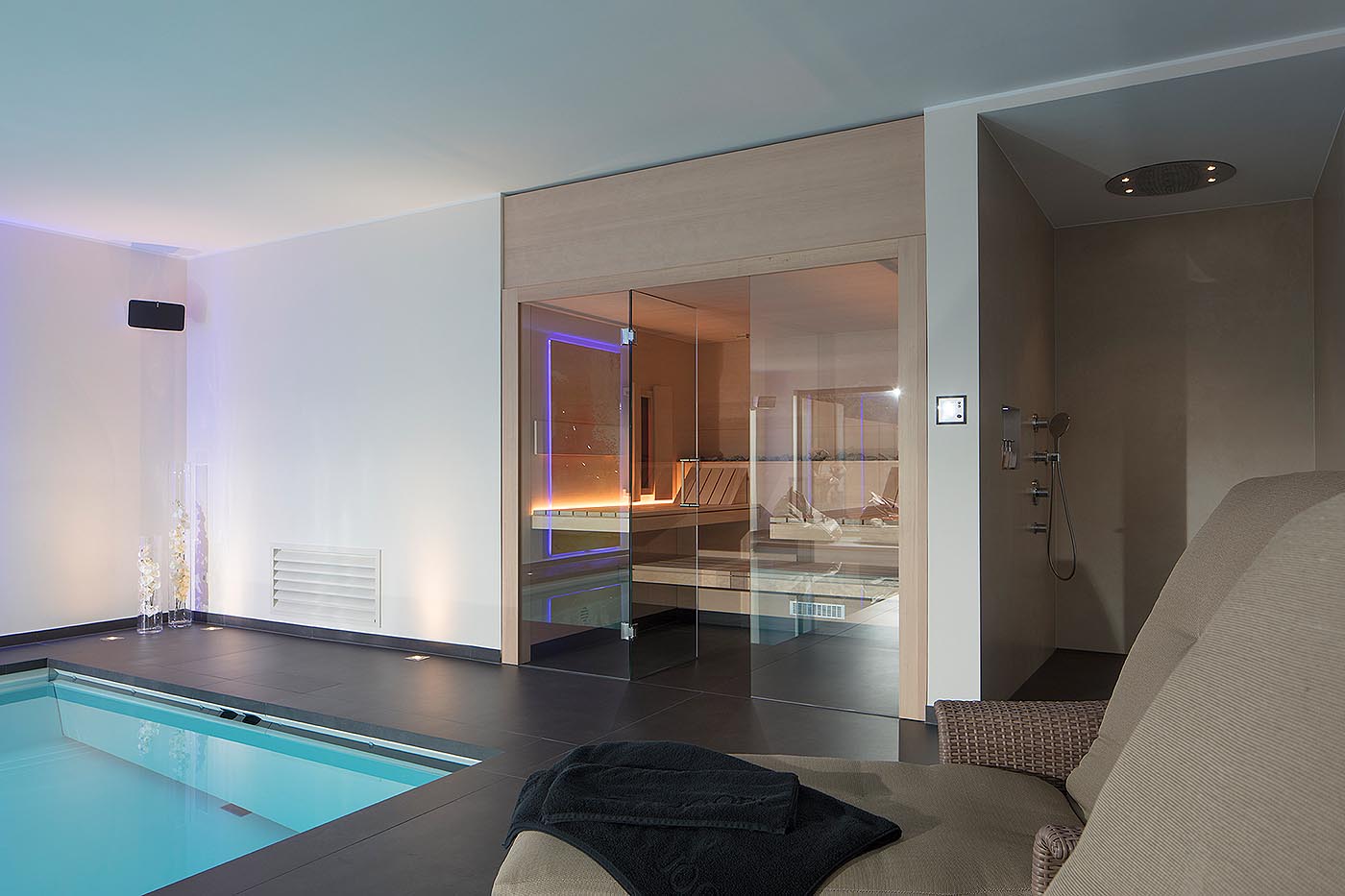 Sauna Hinterbankofen 5 Sauna Hemlock schwebende Baenke corso 6 | corso saunamanufaktur