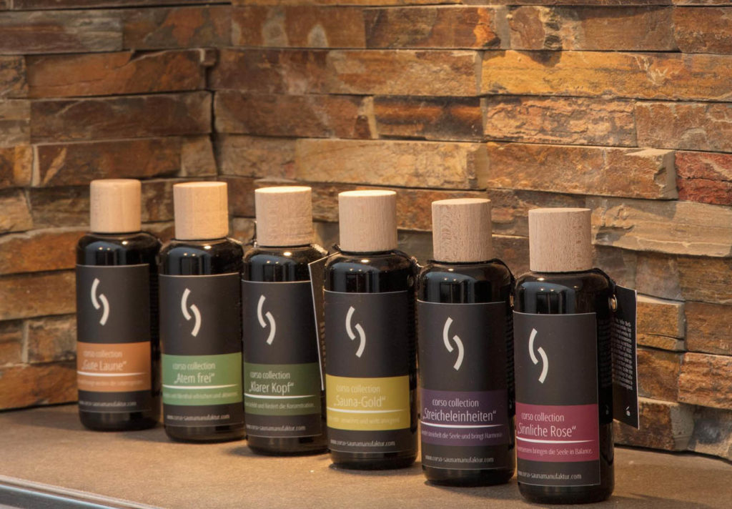 Sauna Zubehör 5 Sauna Zubehör: hochwertiges Saunaaufguss Set mit verschiedenen Saunadüften als Konzentrat in Glasflachen mit Holzdeckel. Auch als Sauna Geschenkset erhältlich.