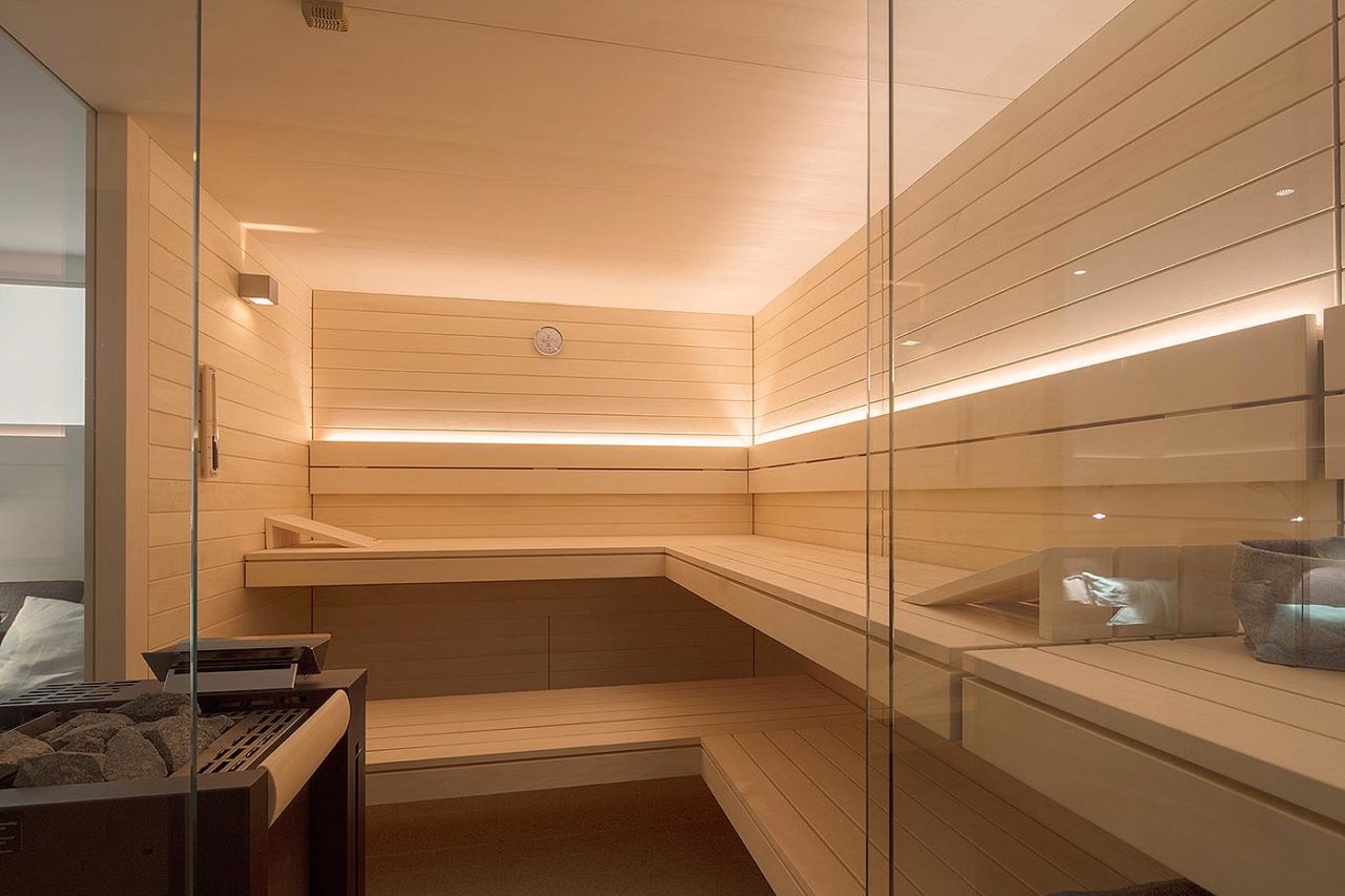 Sauna-Linie PURE 4 Moderne geradlinige Sauna mit scharfkantigem Profilholz und Glasfront. Design Sauna in heller Espe.