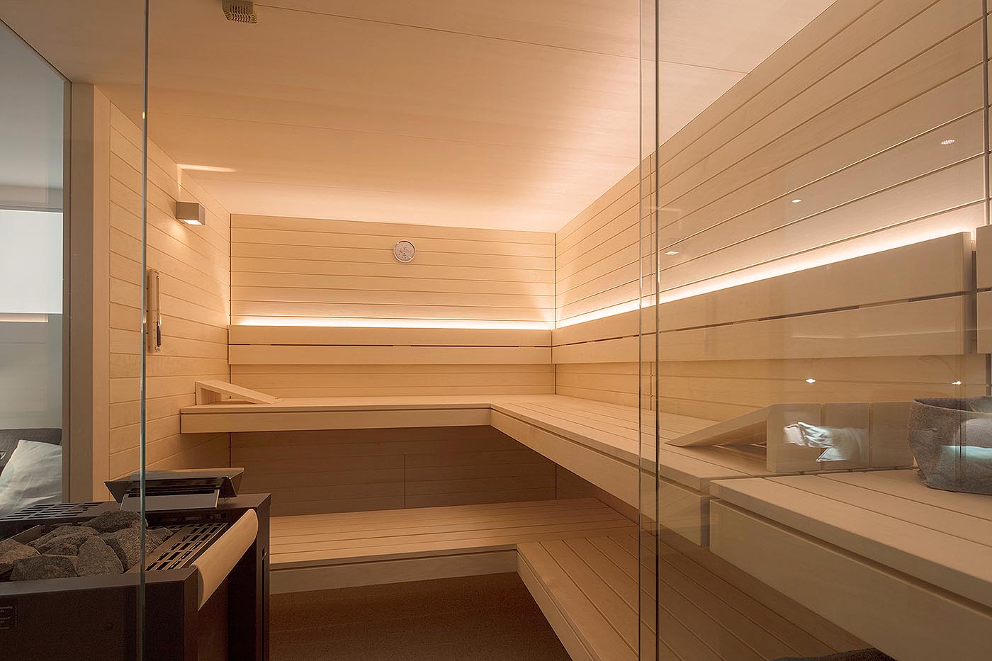 Saunaholz: Espe | gerade Kante 111 corso Designsauna schwebende Baenke 1 | corso saunamanufaktur