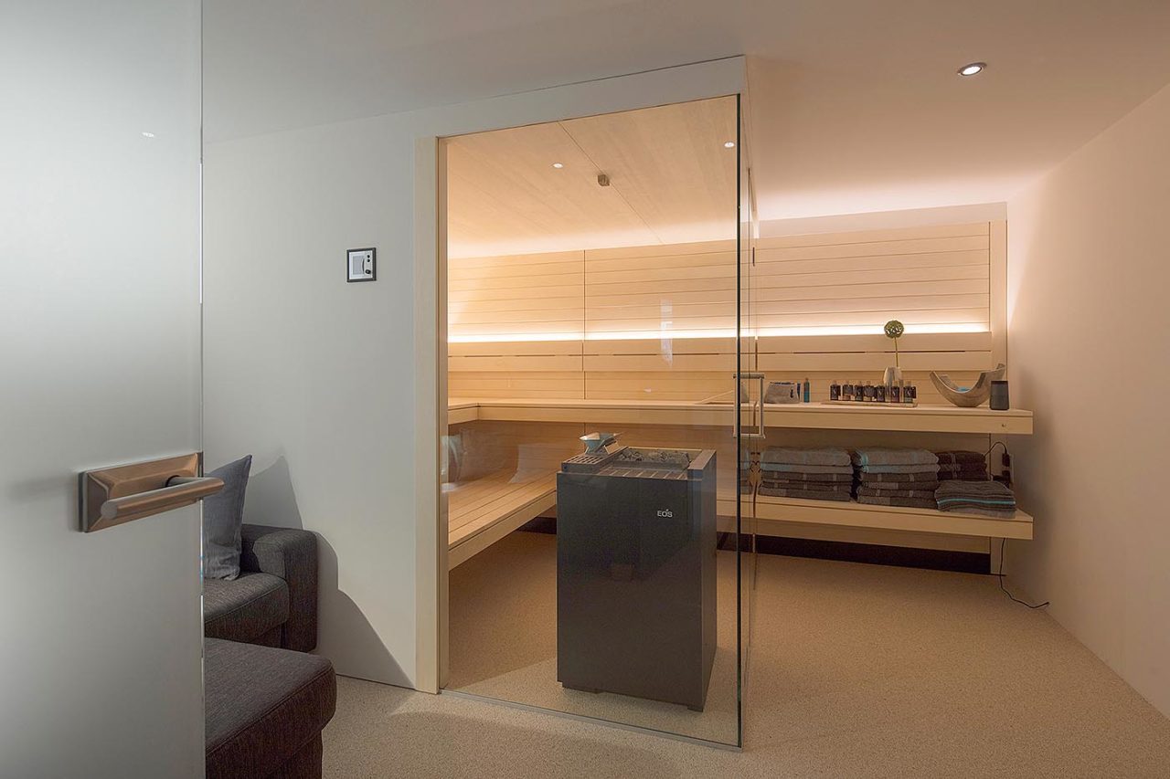 Ecksauna Glasfront 17 Moderne Heimsauna im Souterrain mit Glasfront bzw. Glasecke und schwebenden, nach außen verlängerten Bänken. Lösung als Ecksauna.