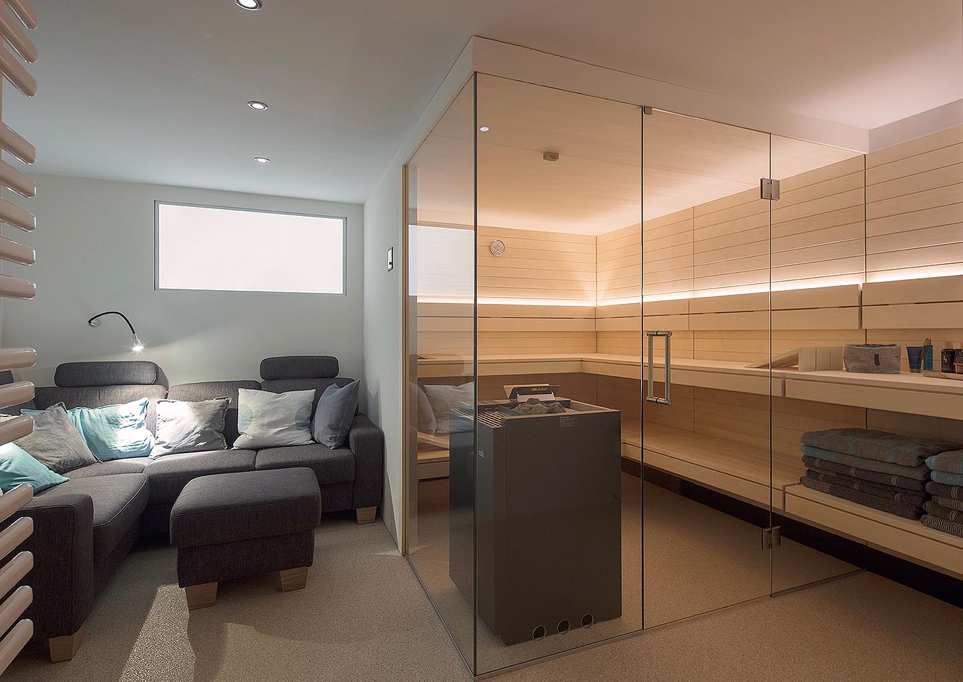 Sauna-Linie PURE 20 Moderne Heimsauna im Souterrain mit Glasfront bzw. Glasecke und schwebenden, nach außen verlängerten Bänken