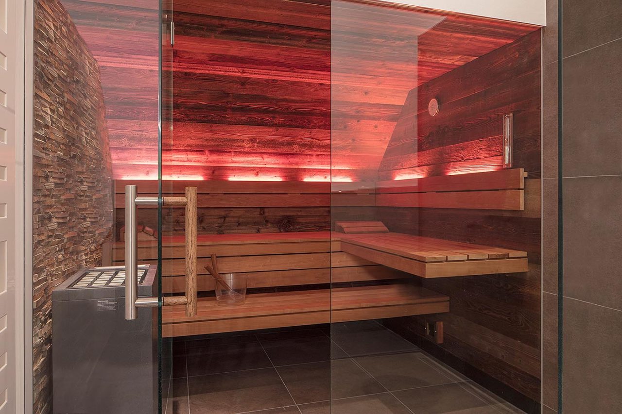 Sauna Ideen für Zuhause | 20 Top Projekte 19 Altholz Sauna unter Dachschräge, direkt neben der Dusche
