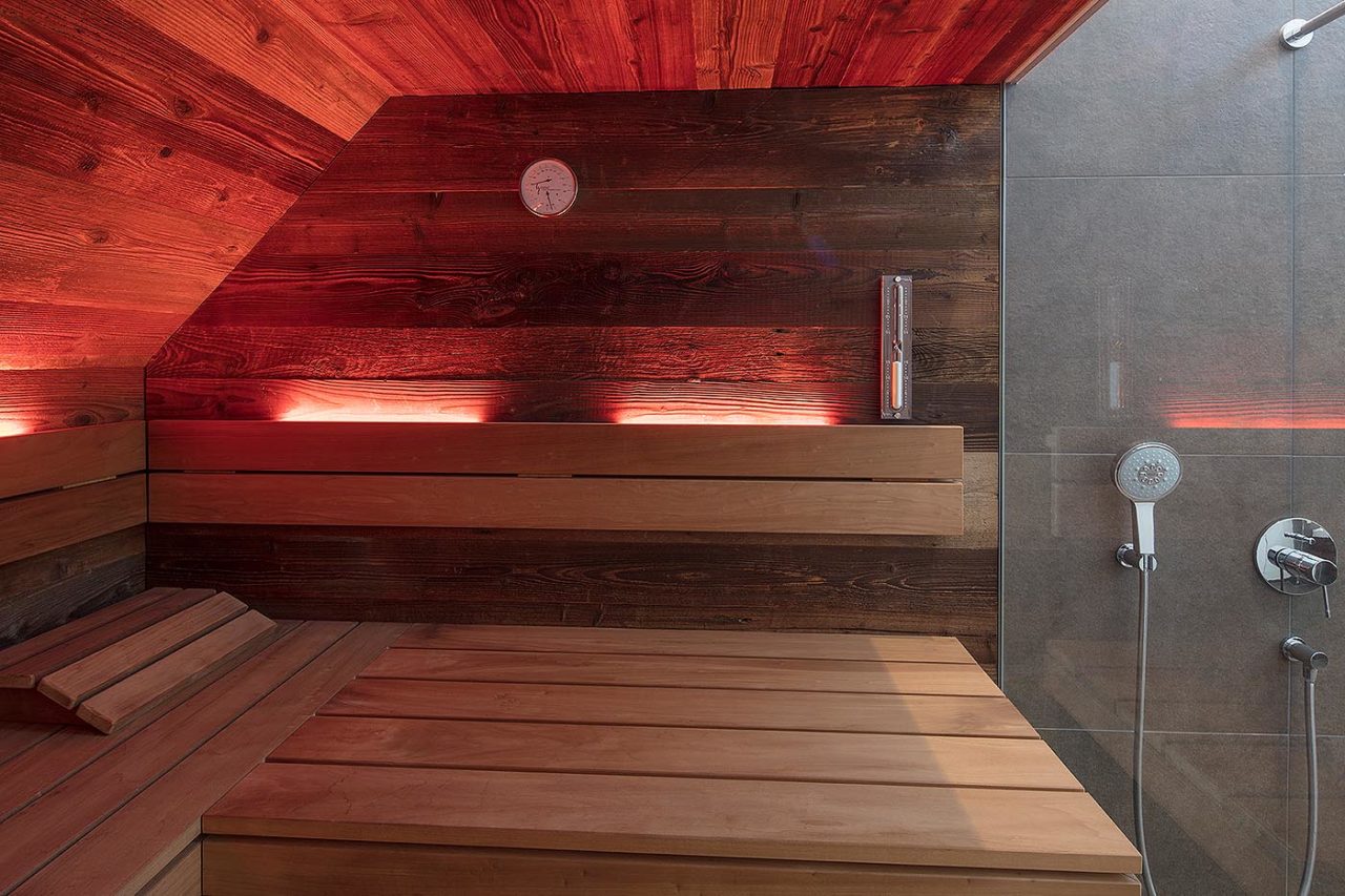 Sauna Ideen für Zuhause | 20 Top Projekte 6 Altholz Sauna unter Dachschräge, direkt neben der Dusche. Tolle Idee für die Sauna für Zuhause!