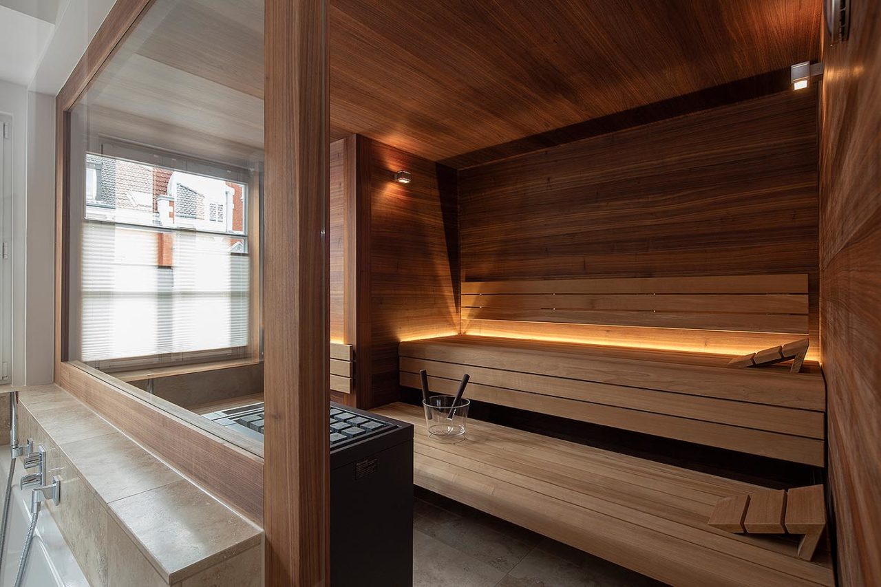 Sauna Ideen für Zuhause | 20 Top Projekte 15 Design Sauna für Zuhause im Altbau mit Dachschräge und Glasfront in Nussbaum