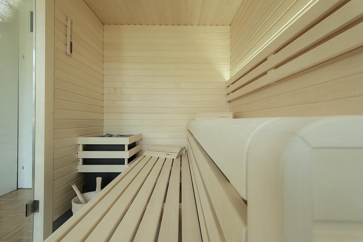 Saunaholz: Espe mit gerundeter Kante 4 Indididuelle Design Sauna in hellem Espenholz mit Glasecke: Saunabau nach Maß. corso sauna manufaktur.