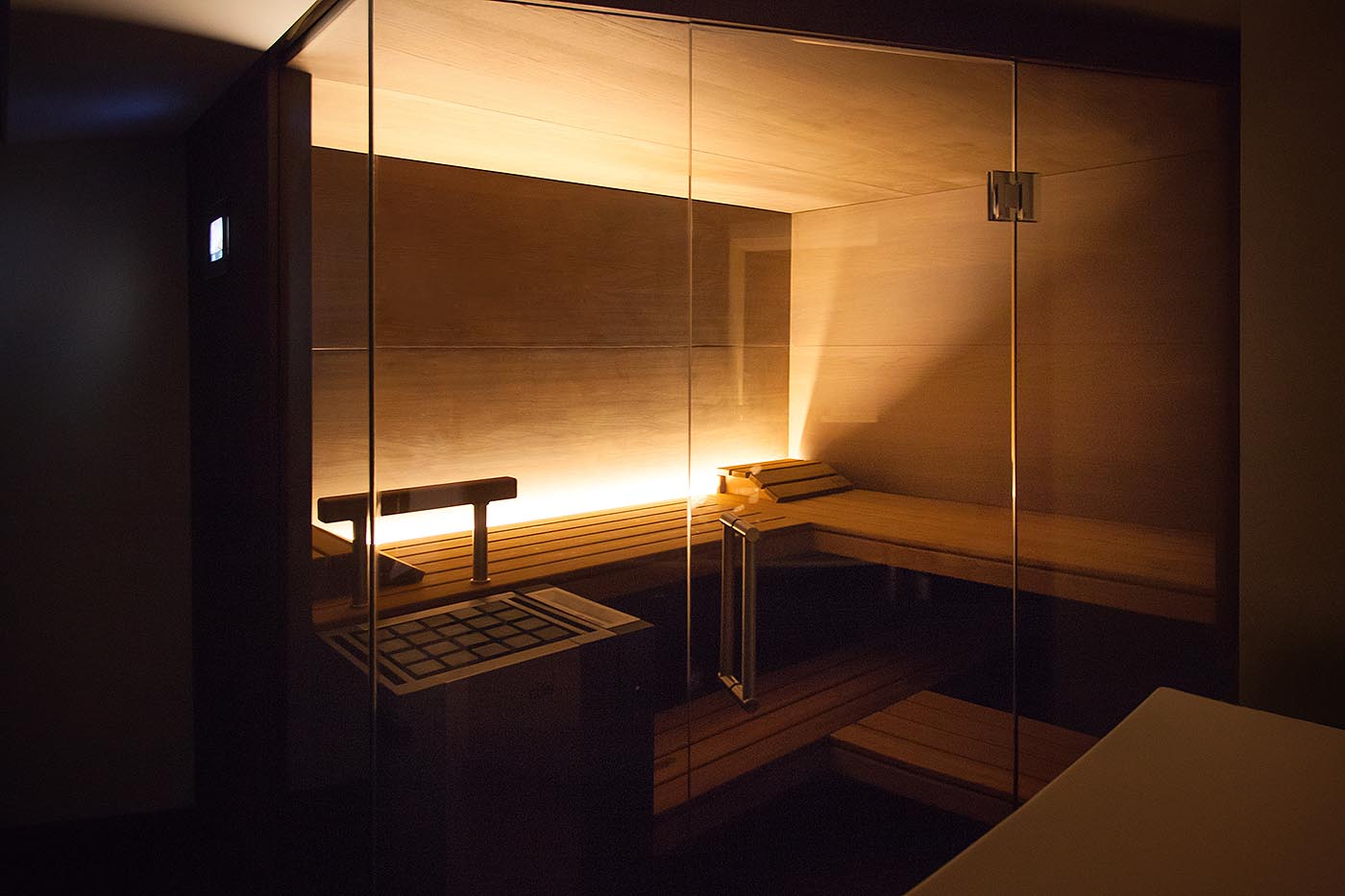 Design Sauna 13 Design Sauna Zuhause mit Glasfront und Design Saunaofen: moderner, reduzierter Stil mit edlem Echtholz-Saunafurnier als Innenverkleidung.