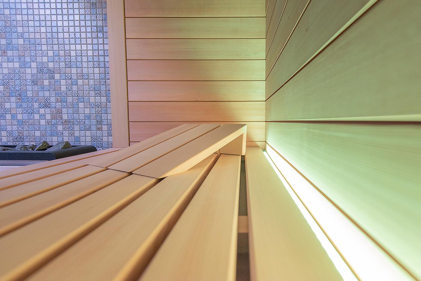 Saunaholz | Holzarten 17 sauna dachschraege glas corso 7 | corso saunamanufaktur