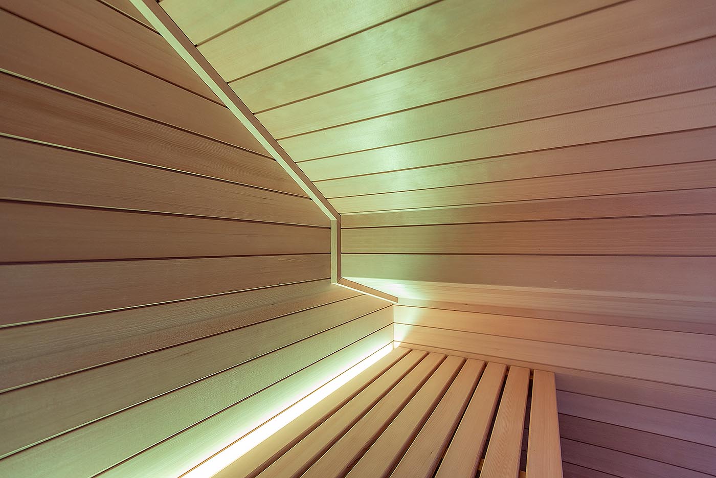 Saunaholz: Hemlock | gerade Kante 9 Sauna in Dachschräge: Maßanfertigung mit LED Beleuchtung in hellem Hemlock Saunaholz