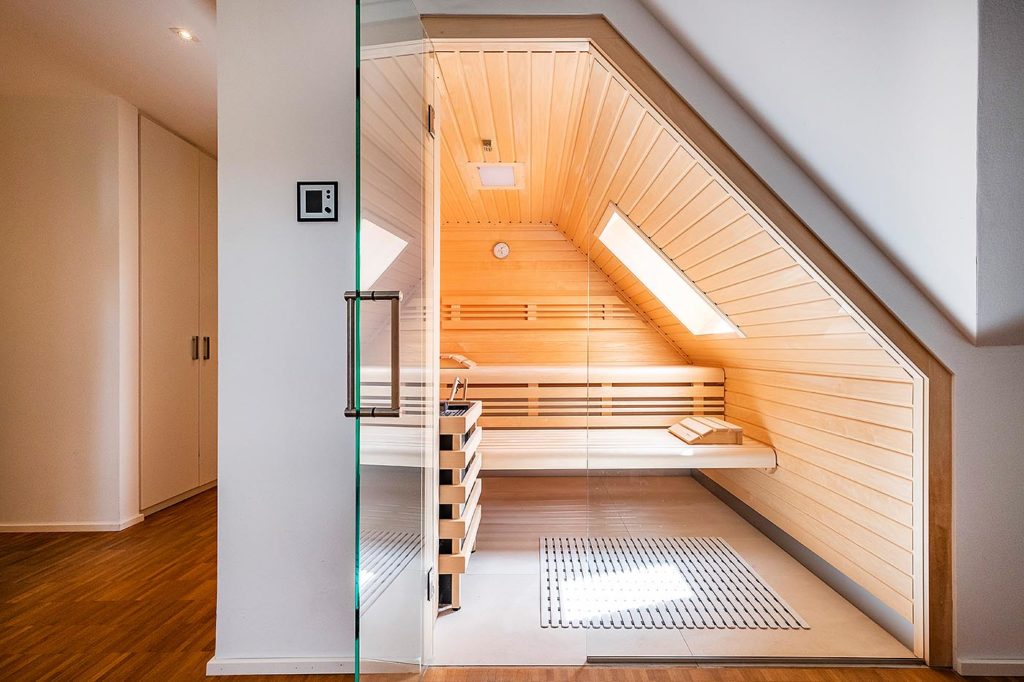Innensauna planen 12 Innensauna planen: Helle Sauna unter der Dachschräge mit integriertem Veluxfenster und Glasfront. Moderne, helle Heimsauna für Zuhause. Individuell geplante und nach Maß gefertigte Dachschrägen-Sauna für Zuhause.