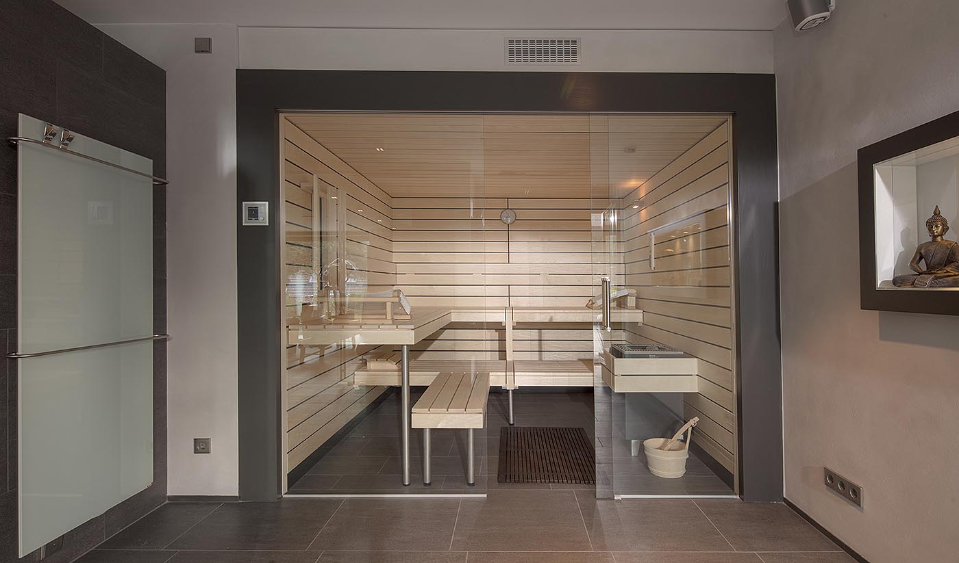 Saunaholz: Espe Doppelnut | schwarze Feder 68 sauna für zuhause glasfront corso 1 | corso saunamanufaktur