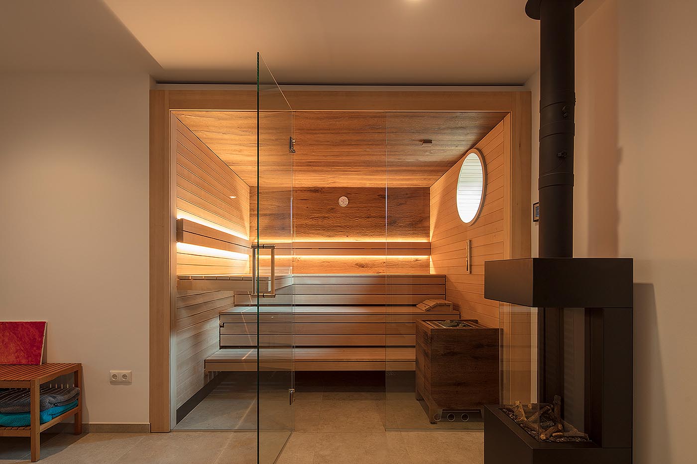 Innensauna planen 5 Sauna nach Maß: Sauna für Zuhause in Hemlockholz mit Glasfront und indirekter LED Saunabeleuchtung. Individuell geplante Innensauna.