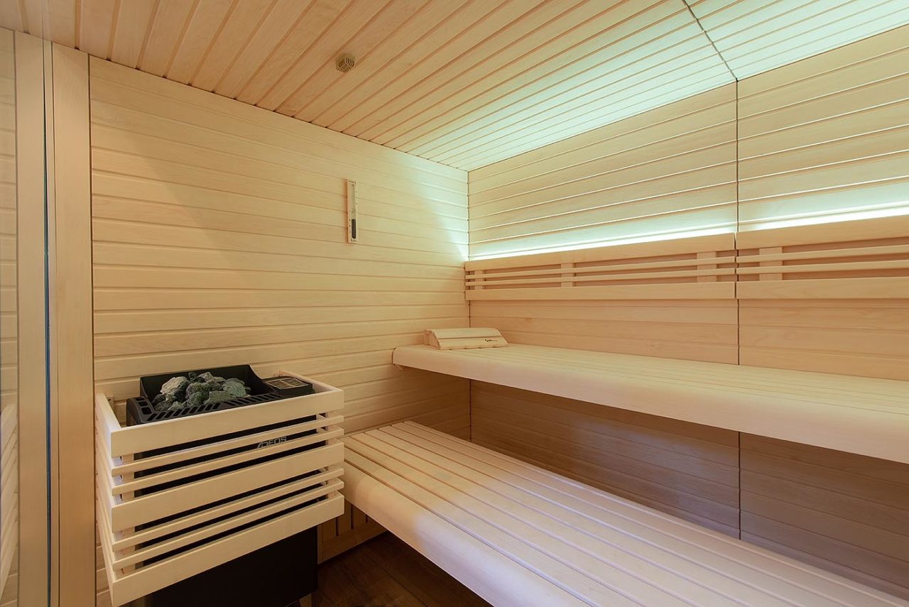 Saunaholz: Espe Doppelnut | schwarze Feder 76 sauna zuhause hell corso 18 | corso saunamanufaktur