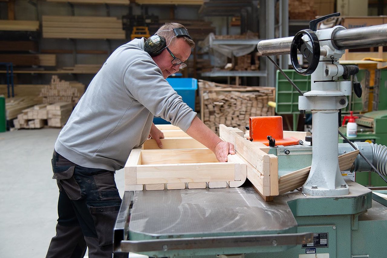 Jobs 4 Saunabau Niedersachsen: Blick in die Manufaktur. Tischler bei der Saunaherstellung.