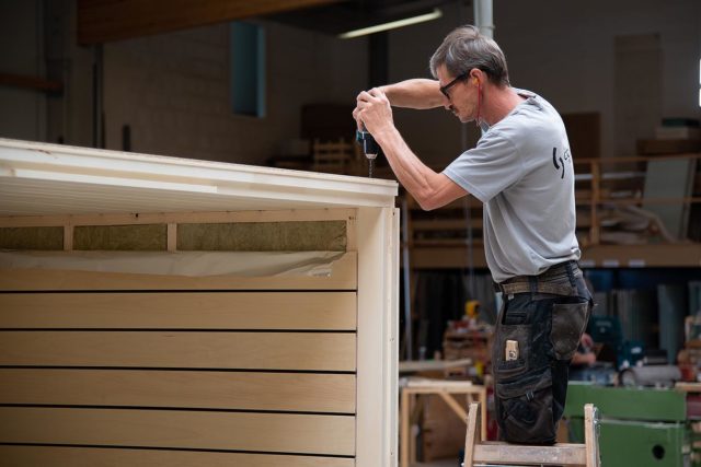 Startseite 13 Blick in die Manufaktur: individuelle Maßanfertigung von Design Saunen durch unsere Tischler. Made in Germany seit 1968.