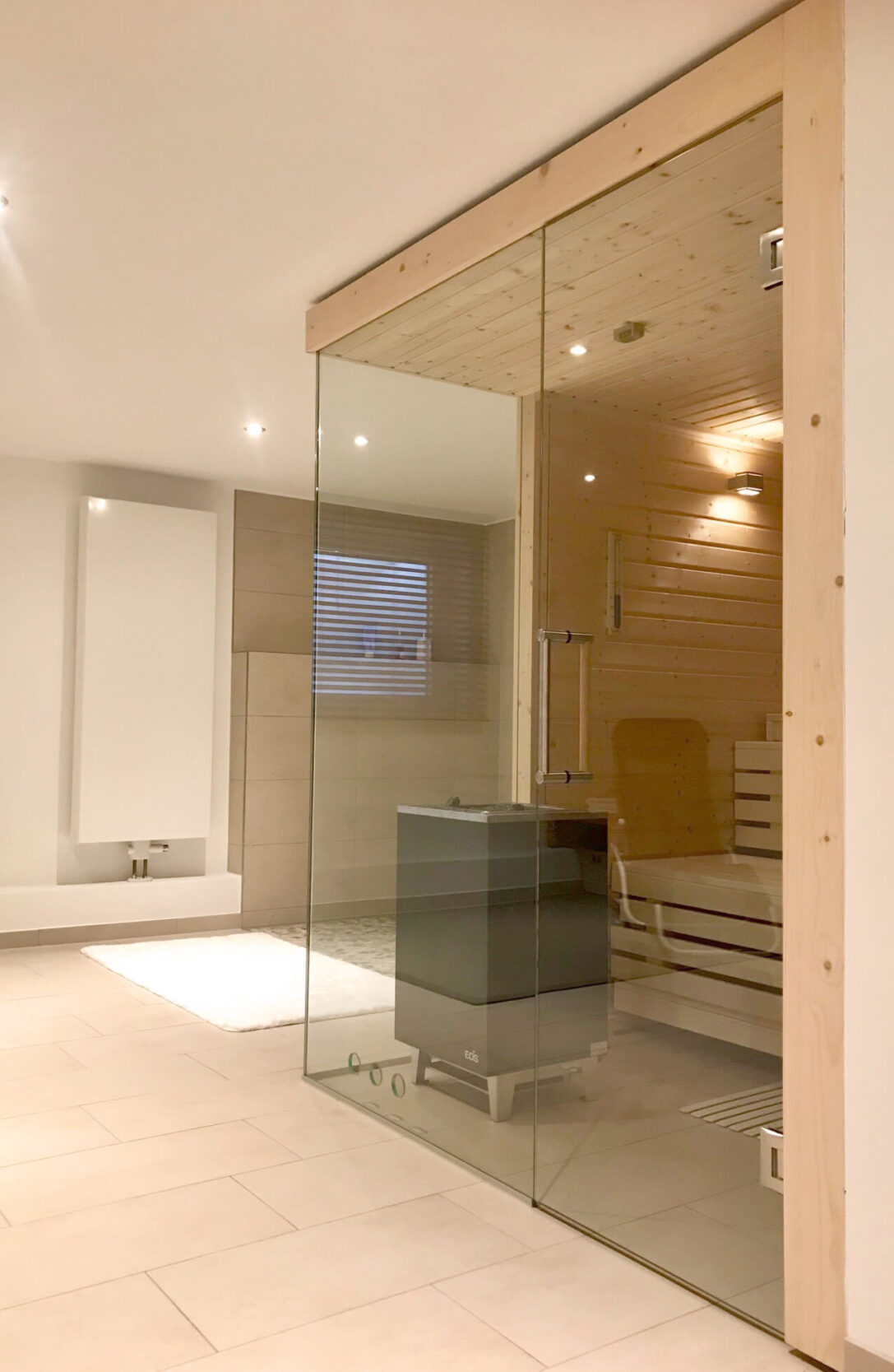 Saunaholz: Fichte waagerecht mit gerundeter Kante 83 Klassische Sauna aus Fichte mit Glasecke als Designelement