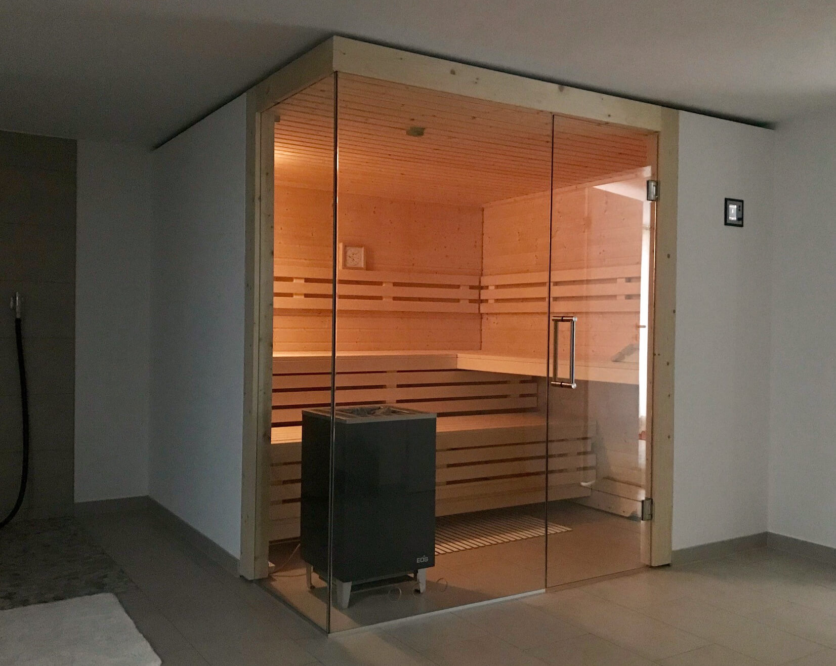 Saunaholz: Fichte waagerecht mit gerundeter Kante 82 Klassische Sauna aus Fichte mit Glasecke als Designelement