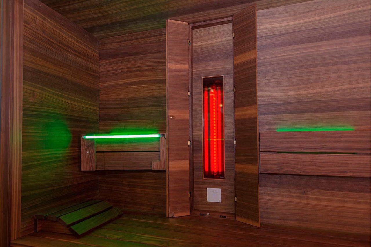 INFRAROTSAUNA 4 verdeckt eingebauter Infrarotstrahler in einer Nussbaumsauna