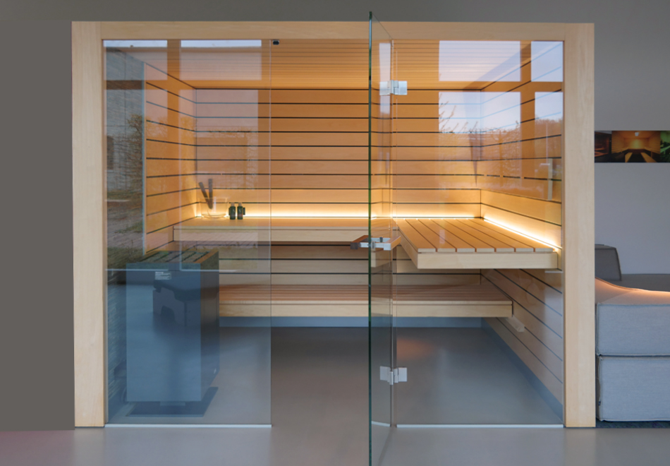 Design Sauna offre Pure avec façade en verre et bancs en suspension en espe claire