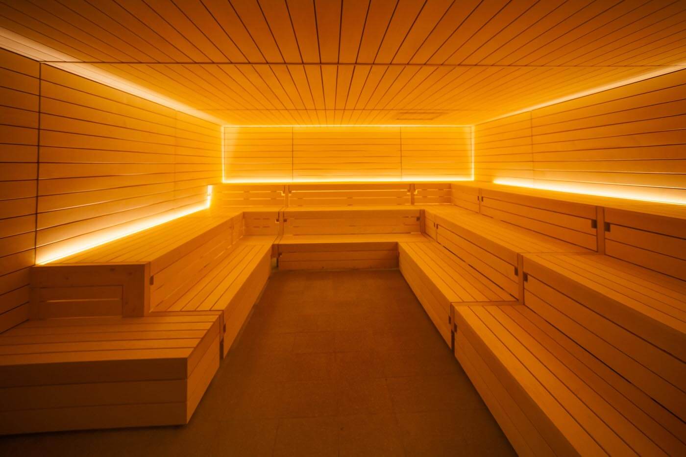 Sauna mit Mühlenradofen 6 Gewerbliche Sauna mit Mühlenradofen für automatische Saunaaufgüsse. Helles Holz, Maßanfertigung corso sauna manufaktur. Planung, Beratung und Bau.