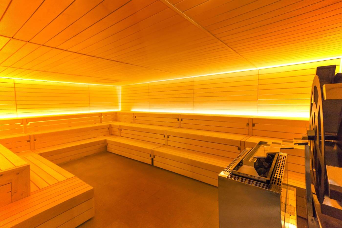 Sauna mit Mühlenradofen 4 Gewerbliche Sauna mit Mühlenradofen für automatische Saunaaufgüsse. Helles Holz, Maßanfertigung corso sauna manufaktur. Planung, Beratung und Bau.