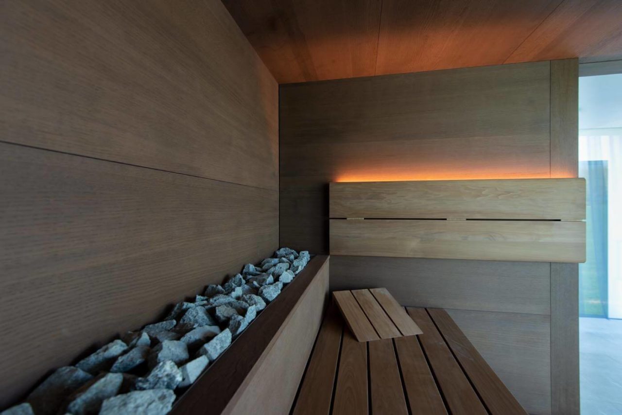 Sauna Ideen für Zuhause | 20 Top Projekte 13 Sauna Linie Lounge: Sauna für Zuhause mit saunatauglichem Echtholzfurnier und Hinterwandofen.