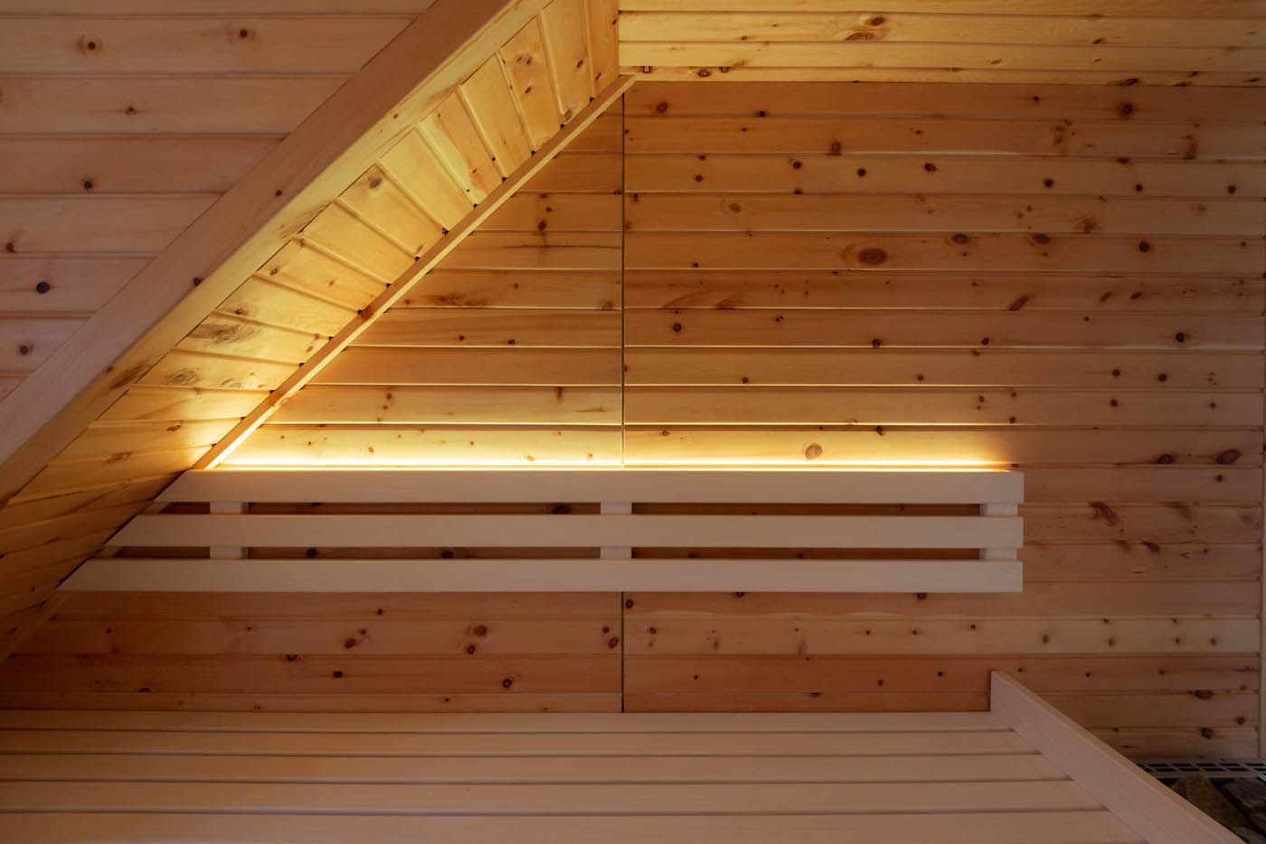 Aus home office wird Sauna 10 Zirbenholzsauna unter der Dachschräge