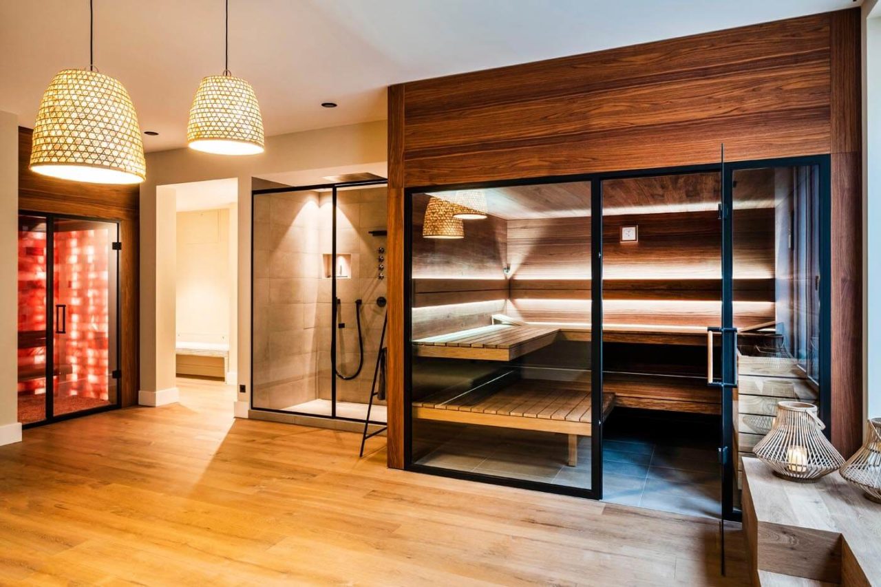 Sauna Ideen für Zuhause | 20 Top Projekte 8 Nussbaumsauna mit Glasfront und Salzgrotte mit farblich wechselndem Beleuchtungskonzept