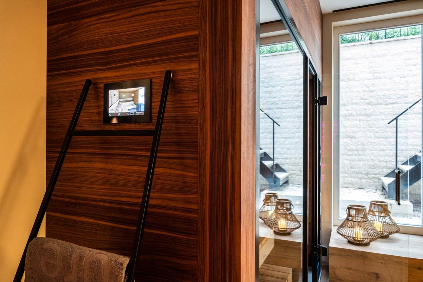 Salzgrotte und Nussbaumsauna 8 design sauna nussbaum privatSPA glasfront corso 52 | corso saunamanufaktur