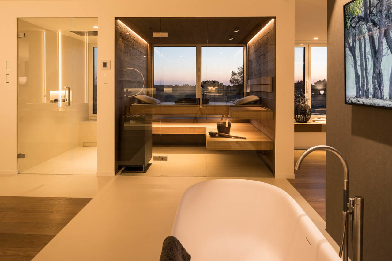 Saunabau Frankfurt | Mainz | Nr. 1 in Sauna nach Maß 10 Individueller Saunabau: Sauna mit integriertem Außenfenster. Premium Sauna mit Glasfront und schwebenden Bänken im Bad mit angearbeitetem Außenfenster. Sauna im Badezimmer.