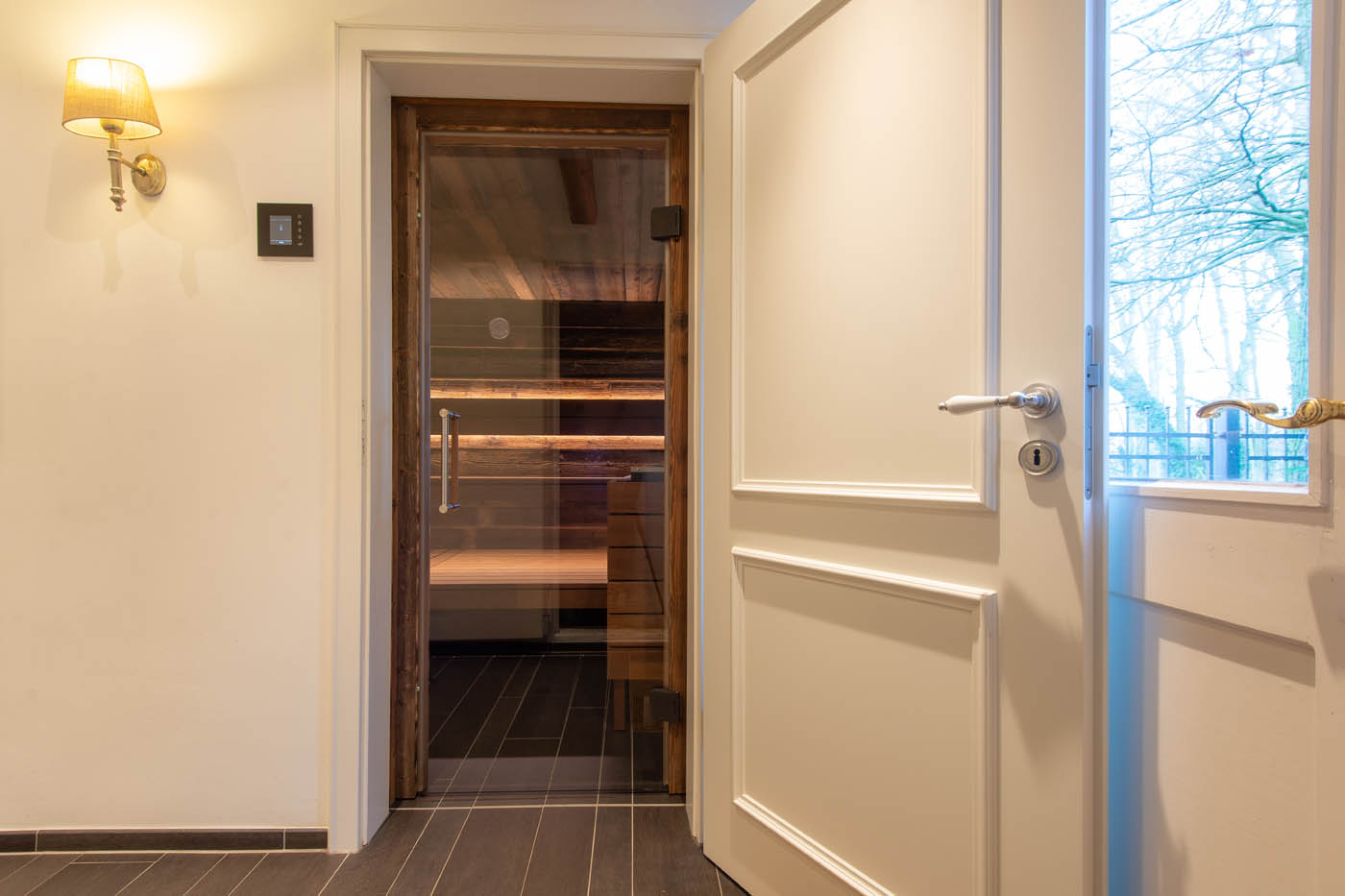 Familiensauna mit Urlaubsfeeling 3 sauna altholz corso glastuer fenster 1 | corso saunamanufaktur