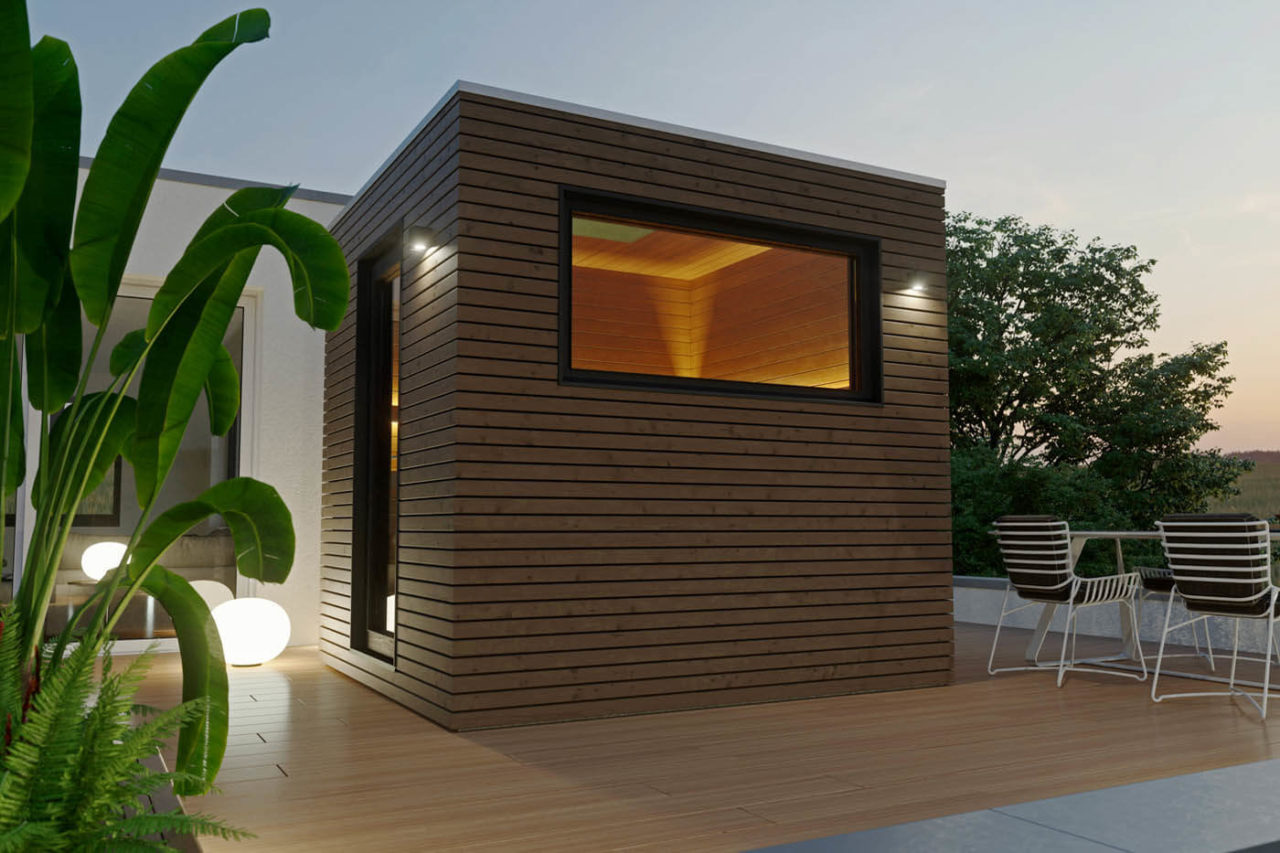 Design Gartensauna CUBUS 7 Design Gartensauna RHOMBUS auf Gartenterrasse mit Glas-Eingangstür und Rhombus Holzprofil-Verkleidung