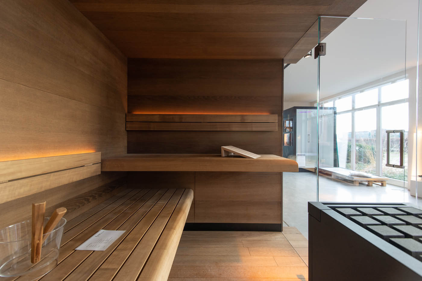 Sauna Angebote | Design Sauna Nimbus 105 Ausstellungssauna Angebot Designsauna Nimbus Variation mit Glasfront und Glasseite schwebende Bänke in Thermo-Eiche und Thermo-Espe
