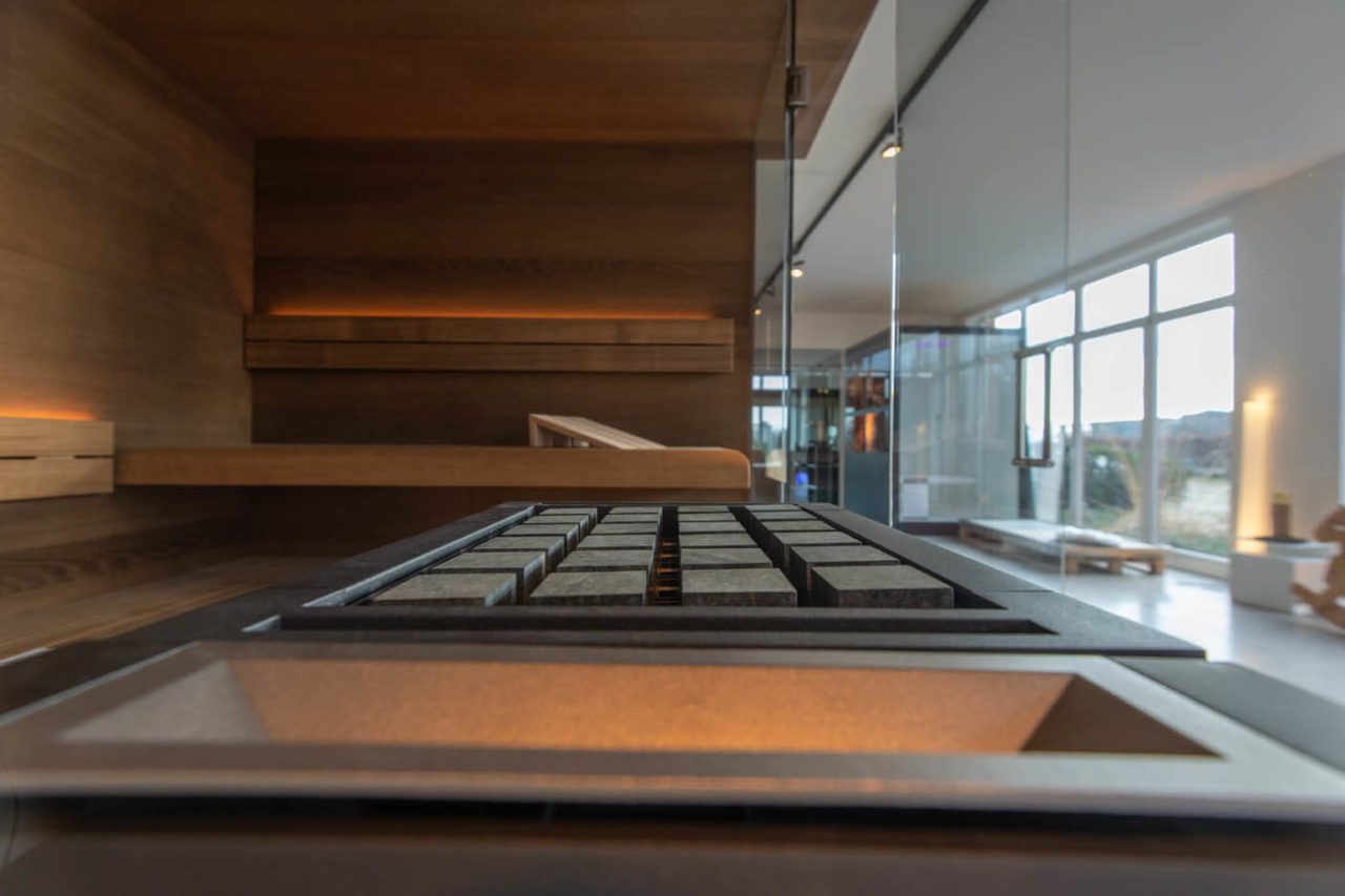 Sauna Angebote | Design Sauna Nimbus 93 Ausstellungssauna Angebot Designsauna Nimbus Variation mit Glasfront und Glasseite schwebende Bänke in Thermo-Eiche und Thermo-Espe