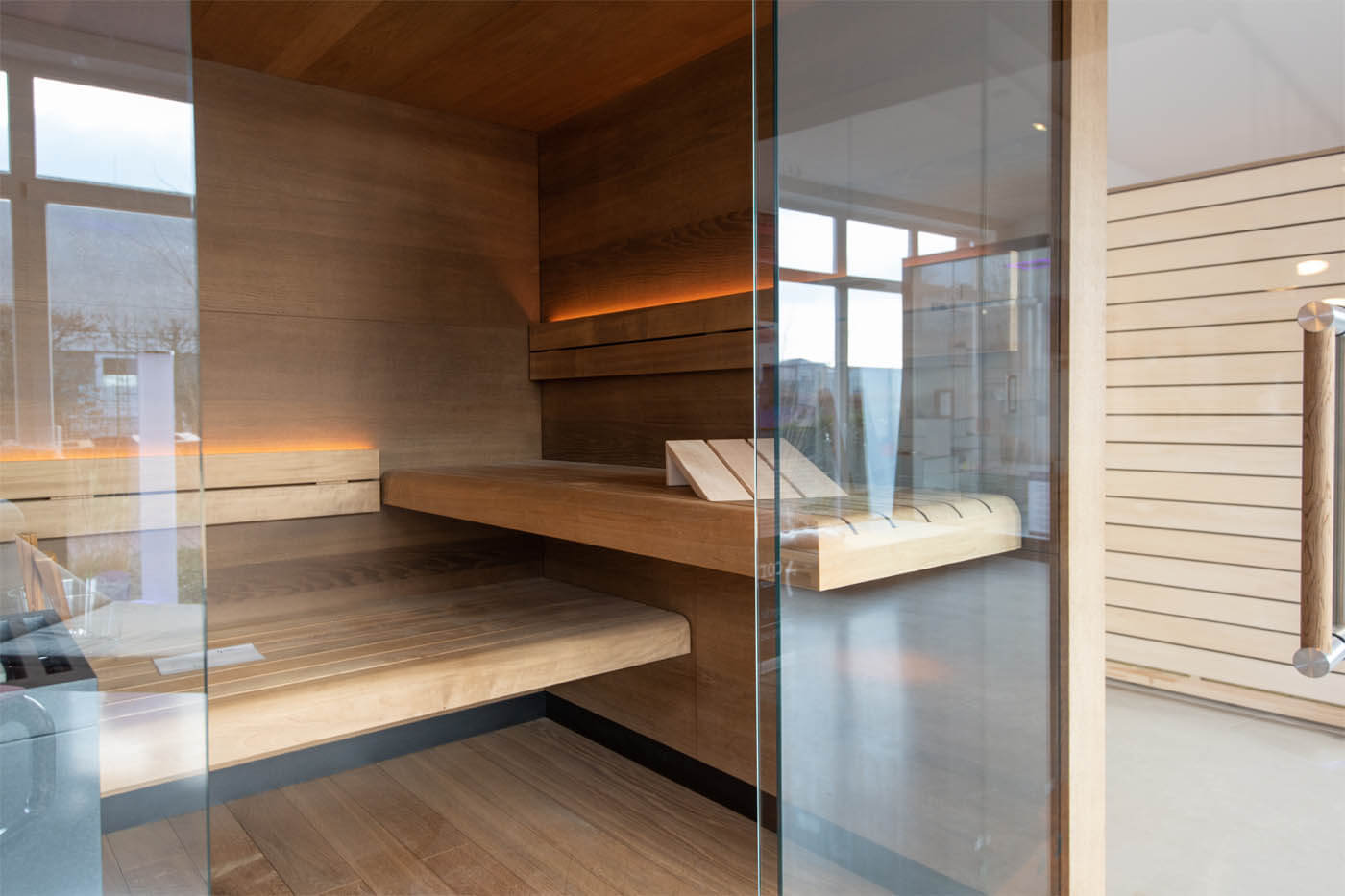 Sauna Angebote | Design Sauna Nimbus 102 Ausstellungssauna Angebot Designsauna Nimbus Variation mit Glasfront und Glasseite schwebende Bänke in Thermo-Eiche und Thermo-Espe