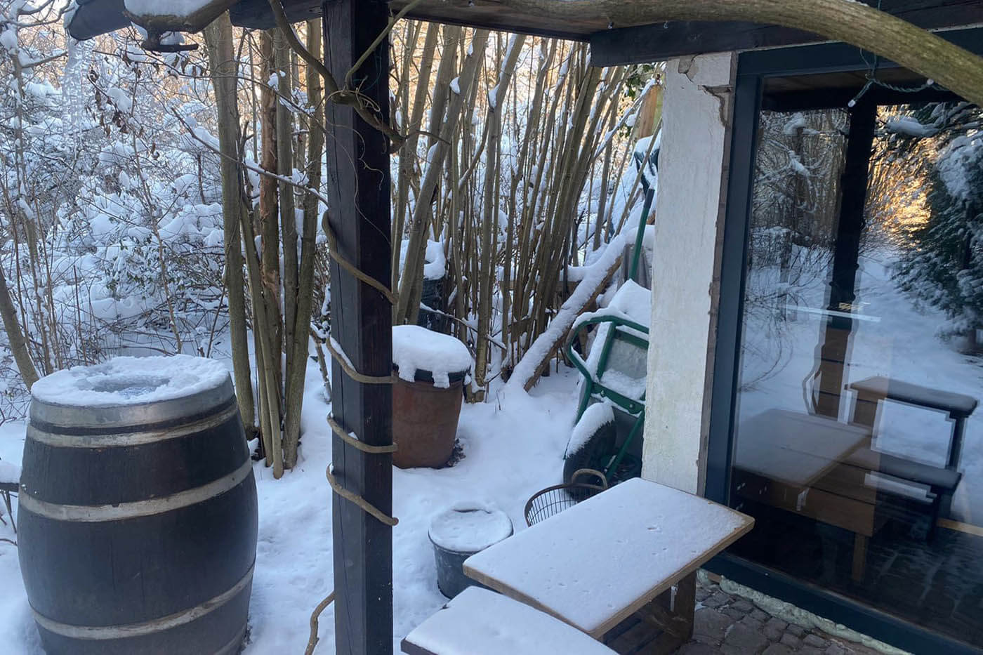 Aus Schuppen wird Gartensauna 19 Gartenschuppen, der zur Gartensauna umgebaut wurde: mit Altholz und Glasfront zum Garten