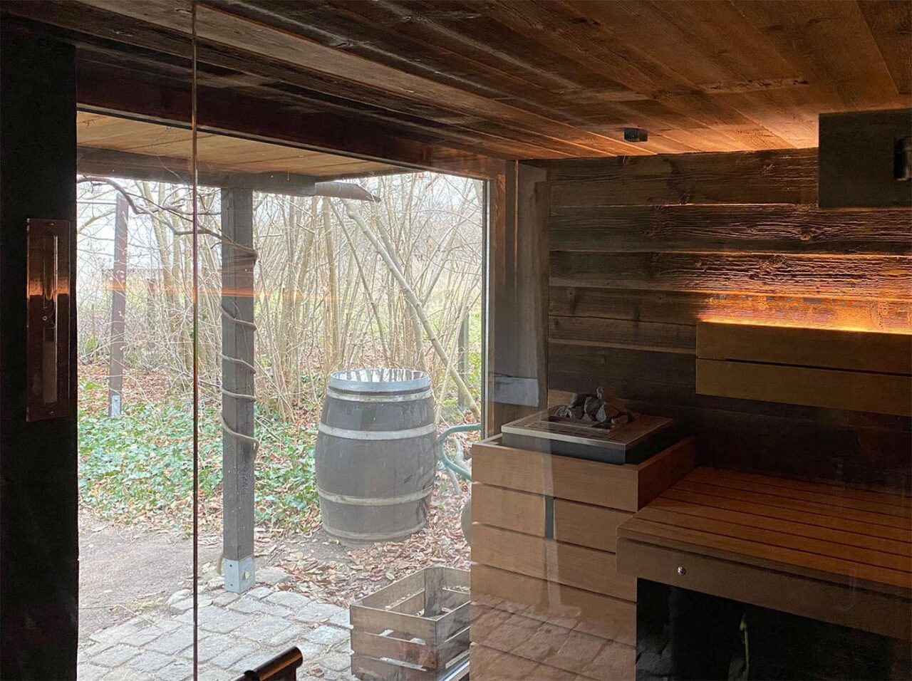 Aus Schuppen wird Gartensauna 3 Gartenschuppen, der zur Gartensauna umgebaut wurde: mit Altholz und Glasfront zum Garten