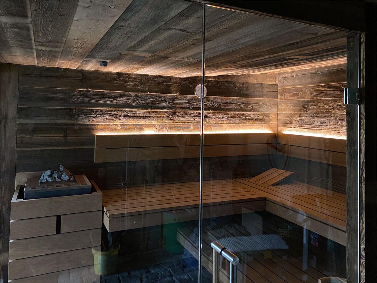 Aus Schuppen wird Gartensauna 8 Gartenschuppen, der zur Gartensauna umgebaut wurde: mit Altholz und Glasfront zum Garten
