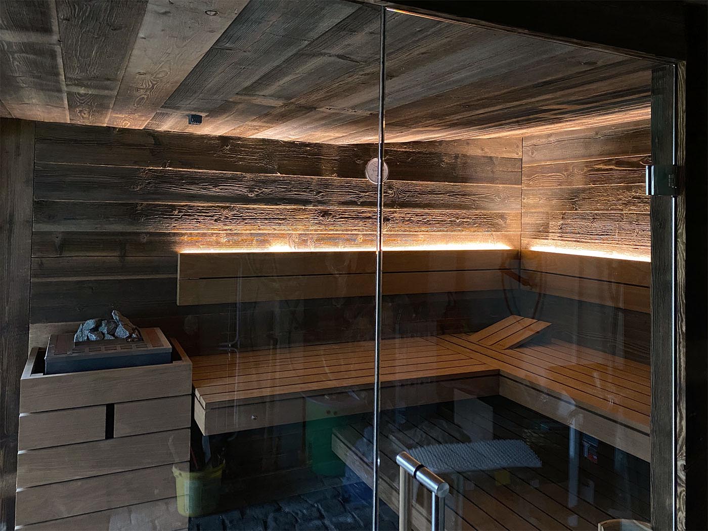 Aus Schuppen wird Gartensauna 23 Gartenschuppen, der zur Gartensauna umgebaut wurde: mit Altholz und Glasfront zum Garten