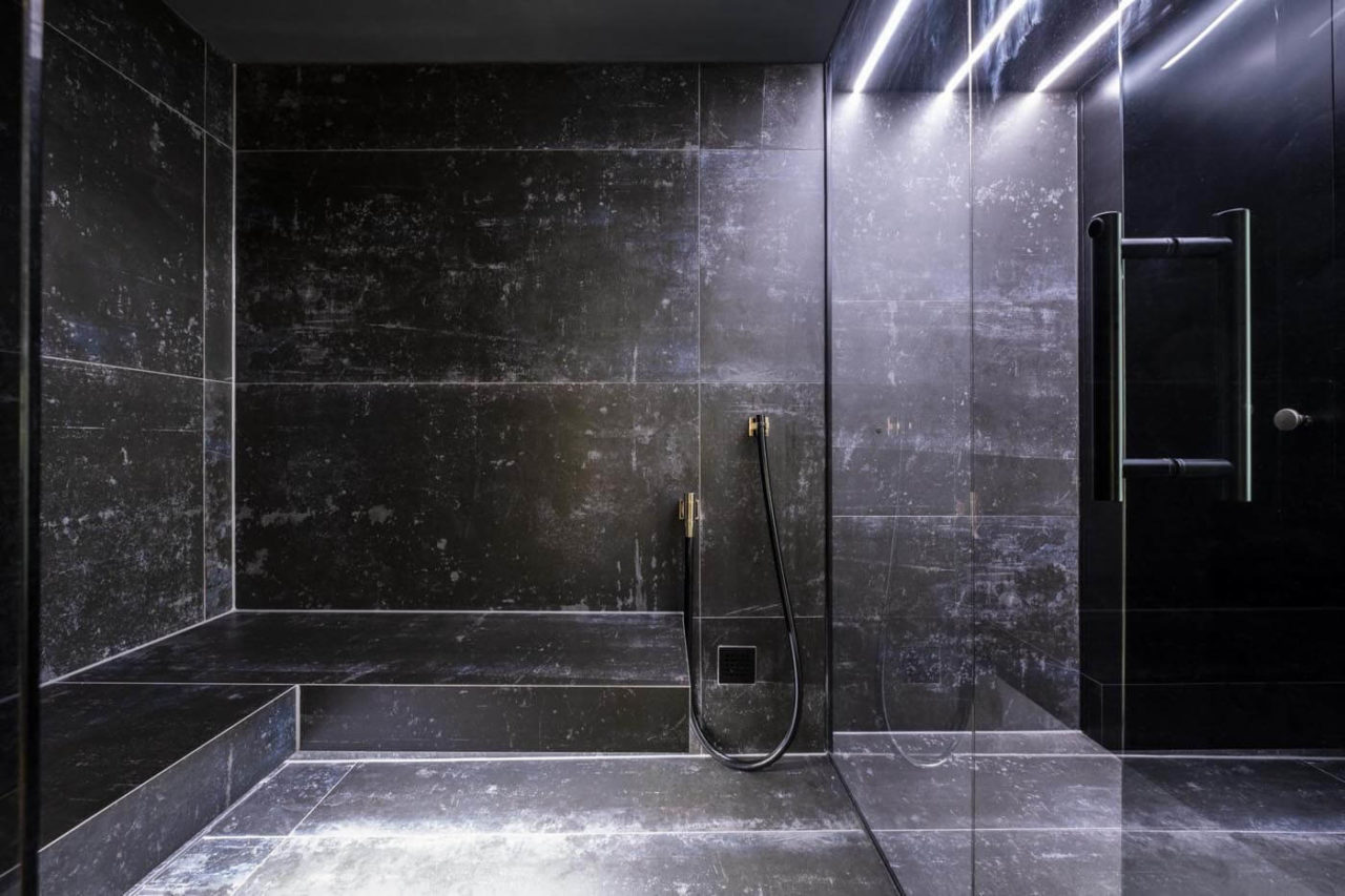 Sauna Erfahrungen: Zufriedene Kunden 17 Edles Dampfbad für Zuhause mit Glasfront und schwebenden Bänken sowie indirekter Beleuchtung mit Farbwechsel