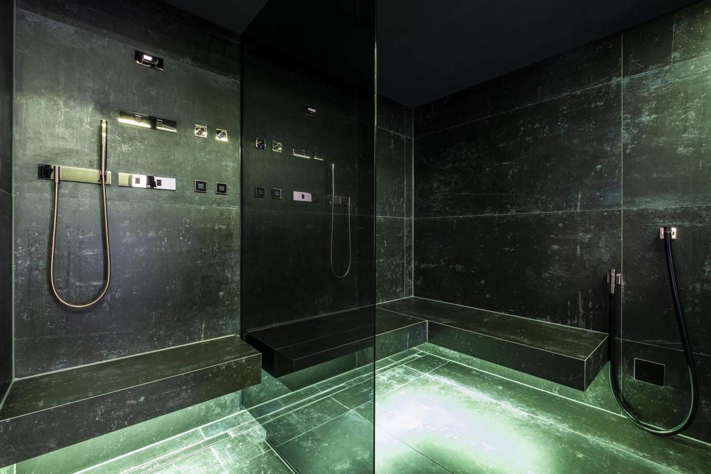 Edles Dampfbad "black in black" 182 Edles Dampfbad für Zuhause mit Glasfront und schwebenden Bänken sowie indirekter Beleuchtung mit Farbwechsel