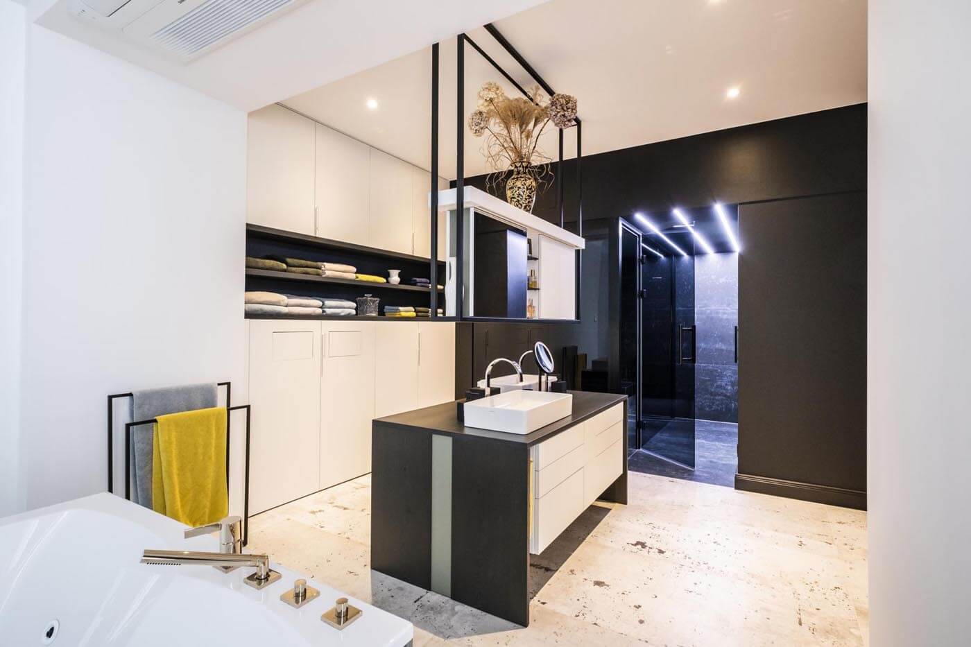 Edles Dampfbad "black in black" 180 Edles Dampfbad für Zuhause mit Glasfront und schwebenden Bänken sowie indirekter Beleuchtung mit Farbwechsel