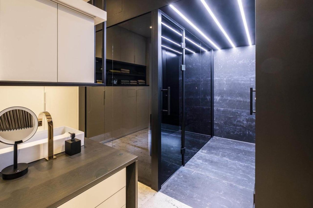 Edles Dampfbad "black in black" 170 Edles Dampfbad für Zuhause mit Glasfront und schwebenden Bänken sowie indirekter Beleuchtung mit Farbwechsel