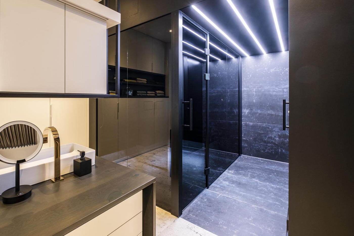 Edles Dampfbad "black in black" 185 Edles Dampfbad für Zuhause mit Glasfront und schwebenden Bänken sowie indirekter Beleuchtung mit Farbwechsel