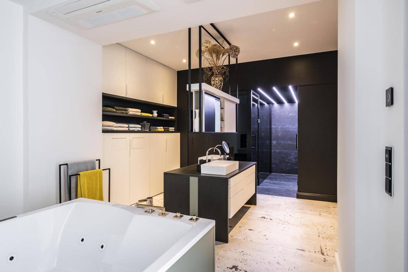 Edles Dampfbad "black in black" 184 Edles Dampfbad für Zuhause mit Glasfront und schwebenden Bänken sowie indirekter Beleuchtung mit Farbwechsel