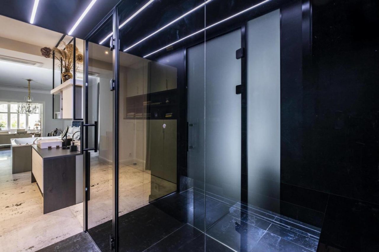 Edles Dampfbad "black in black" 168 Edles Dampfbad für Zuhause mit Glasfront und schwebenden Bänken sowie indirekter Beleuchtung mit Farbwechsel